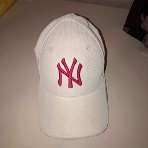  - ✨Vit keps ONEz✨    💥Den är använd och har fläckar men kan tas bort i tvätten. Annars är den i gott skick!!💥