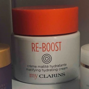  - En dag kräm som har en mild toft. Håller din hud återfuktande hela dagen lång! 60% kvar :) frakt tillkommer 📦