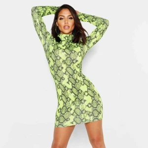  - Jättefin, Neon lime Snake dress. Perfekt klänning för fest eller en rolig utekväll 😍 Klänningen är helt ny, aldrig använt pga för liten storlek. Kan mötas upp i sthlm. Tveka inte att höra av dig 😚 