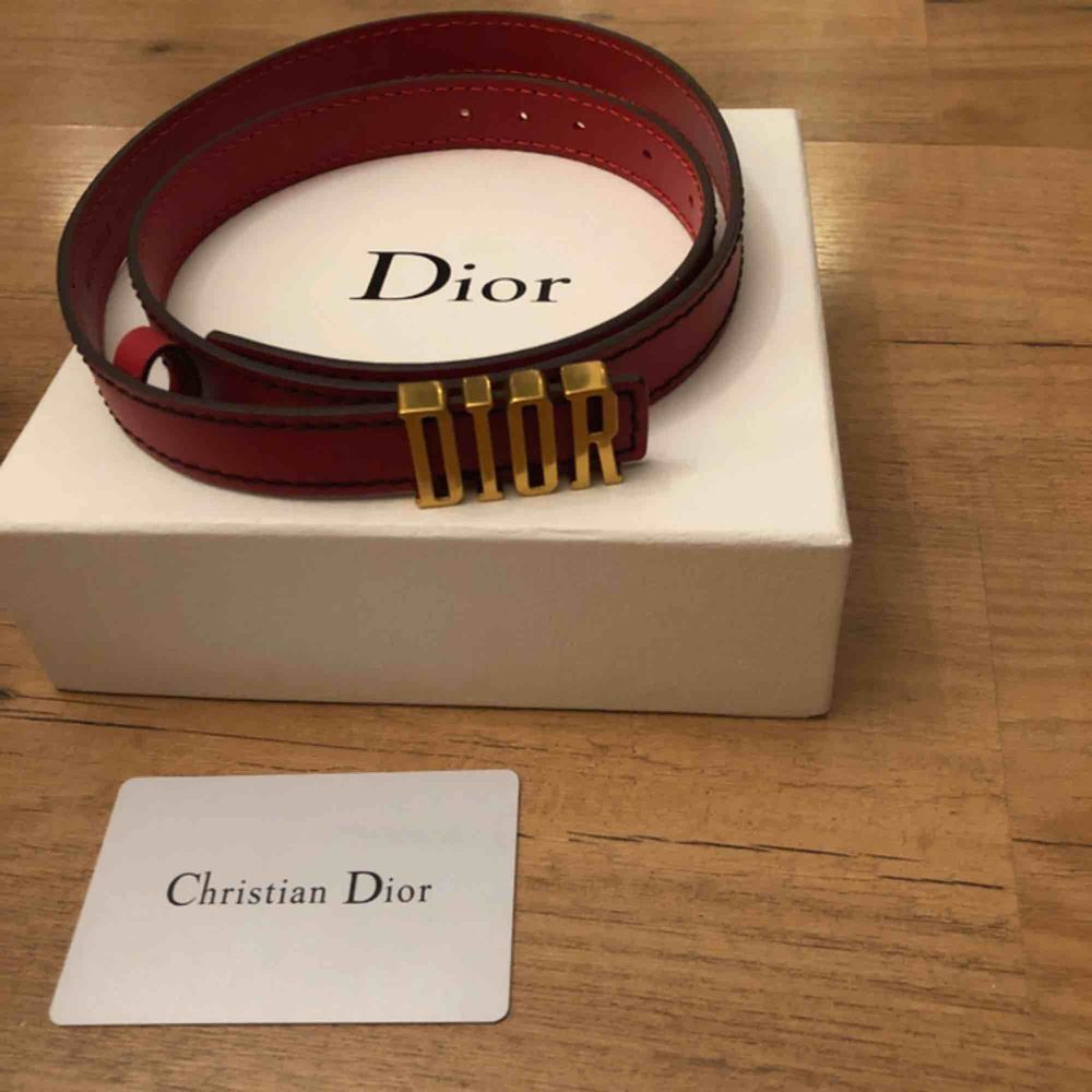 Dior bälte som jag köpt i andrahand. Har kvitto som jag fick av säljaren och denna påstod att bältet var äkta och är i otroligt fint skick. Dock så har jag inte kontrollerat dess äkthet hos ett proffs. Men jag har kvitto, låda och ett skydd för bältet. . Accessoarer.