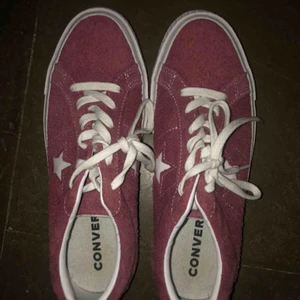 - Jag säljer mina vinröda one star converse. Köpte för 800kr. Säljer pgr av att de är förstora därav också att de aldrig är använda. Pris kan diskuteras. 