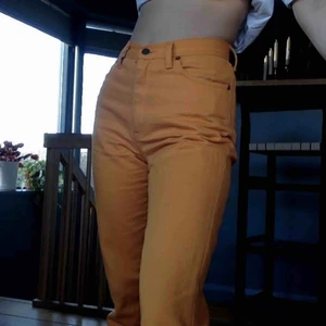  - Orangea jeans köpta i paris! Insydda för att passa en 26a men kan enkelt sprättas upp för att passa en 27.