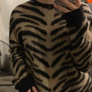  - Säljer min mysiga tjocktröja från NAKD som är köpt för 499 kr. Säljer denna då jag inte längre har användning för den. Köpare står för frakt.