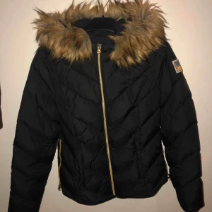  - Jackan är i fint skick där alla dragkedjor fungerar förutom höger jackficka. Fuskpälsen är avtagbar på luvan. Köpt för ca 2 år sen och säljes pga att den inte används. 