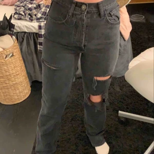  - säljer dessa helt oanvända populära jeansen från zara, har två par därför aldrig använda. Passar en 34 också. Kom med egna bud. Jag är 161 lång, HÖGSTA BUDET 400!