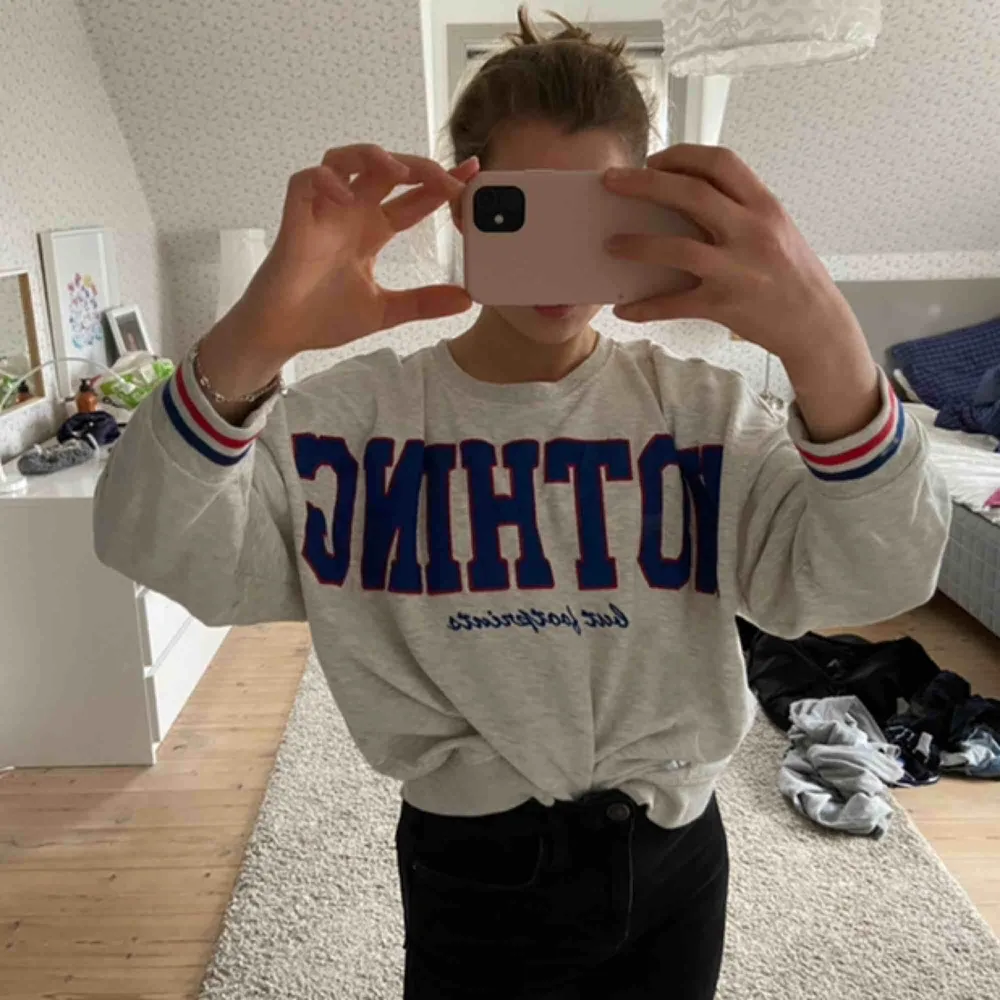 Superfin overzised tröja från Pieces, kommer aldrig till användning så det är därför jag säljer den💓💓. Hoodies.