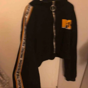  - Hoddie med dragkedja från hm med MTV tryck på framsidan och på armarna 