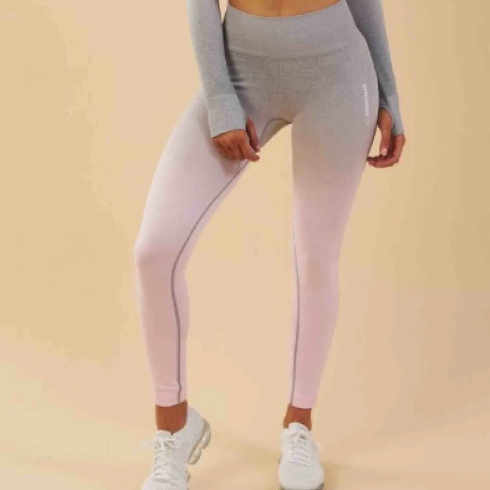 I princip helt nya gymshark tights i en modell som inte längre säljs. Dem är i nytt skick och har inga skador!  Vid snabb affär delar vi fraktkostnaden 🥰. Jeans & Byxor.
