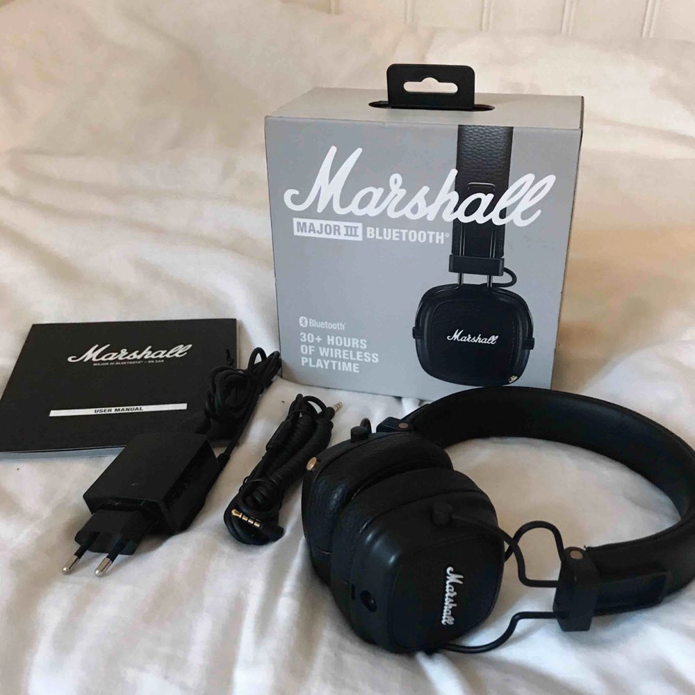 Säljer mina svarta Marshall Major III Bluetooth hörlurar som jag köpte i somras, pga. Jag ska köpa ett par andra. Sparsamt använda, alla tillbehör medföljer och fungerar perfekt. Kan mötas upp i Lund ☺️✨  Ordinarie pris. 1199kr. Övrigt.