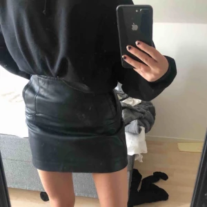  - Skinnkjol från hm, storlek 34. Priset kan diskuteras vid snabb affär, endast swish betalning.