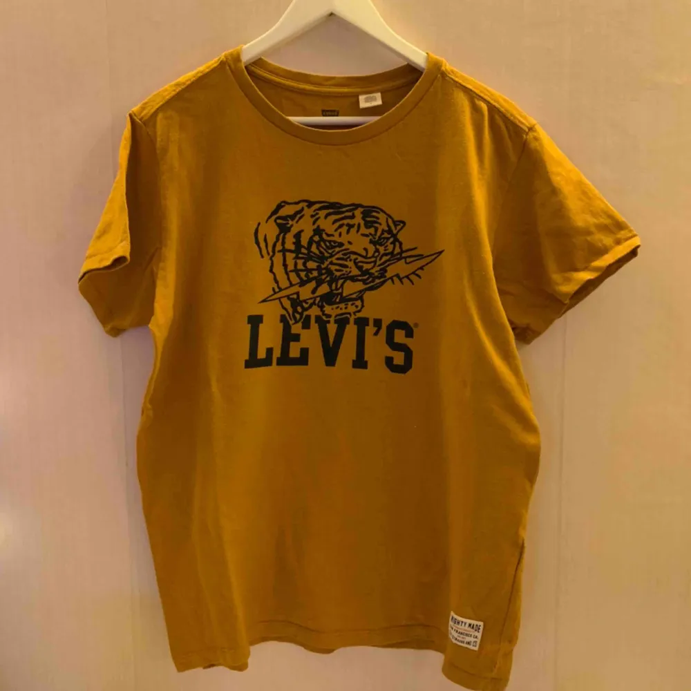 Senapsgul t-shirt från Levis. OBS det är storlek M i mansstorlek.  Jag kan mötas upp i Borås, eventuellt Göteborg, annars står köparen för frakten.  . T-shirts.