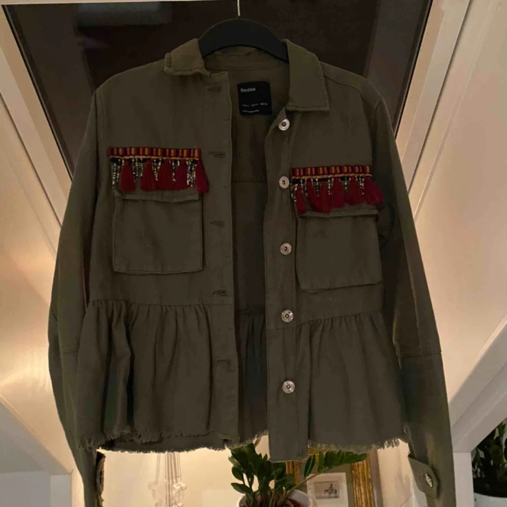 Snygg militärgrön jacka från Bershka. Köpt för 2 år sen men sparsamt använd, inga fläckar eller liknande!! Säljes pga att jag inte använder den länge.   Köparen står för frakten💕. Jackor.