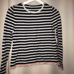  - Simpel randig tröja, använd Max 10 gånger, super snyggt under en hoodie! 