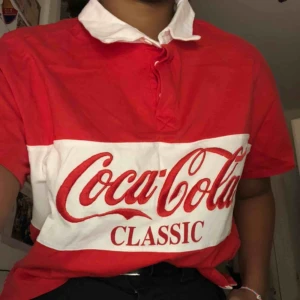  - En Coca-Cola tröja från Bershka som är ganska kort❤️ hör av er för mer info