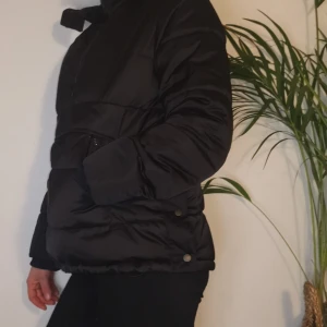  - Täckjacka, svart. Zara