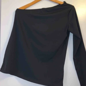  - One shoulder tröja, bra skick! 