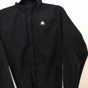  - Adidas tunn vindjacka! Cond: 9/10 Frakt ligger på 40kr.
