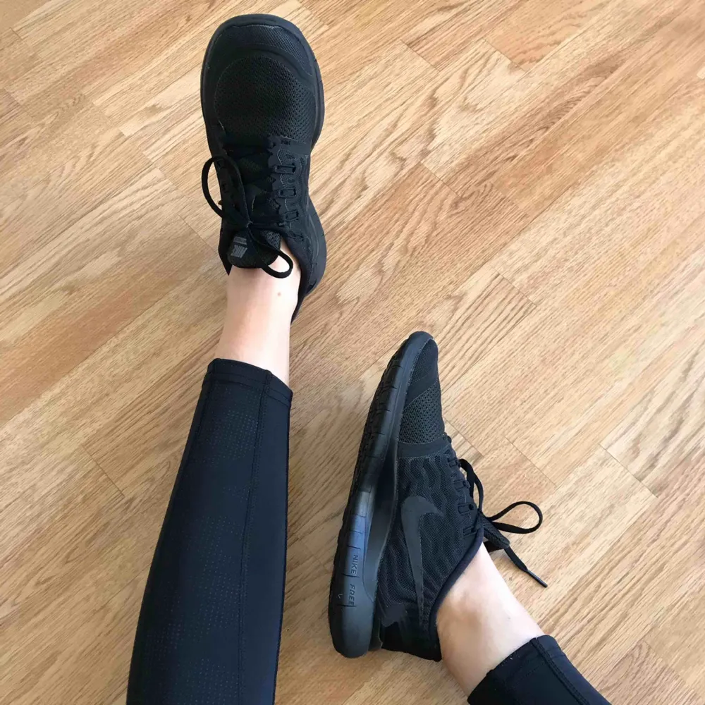 Säljer ett par suuupersköna helsvarta Nike Free Run! Passar utmärkt både på gymmet eller som vardags-sko 💁🏼‍♀️ I fint skick, enkla att tvätta och väldigt flexibla på foten, motsatsen till klumpiga!! Frakt tillkommer om man inte bor i Halmstad 🥰. Skor.