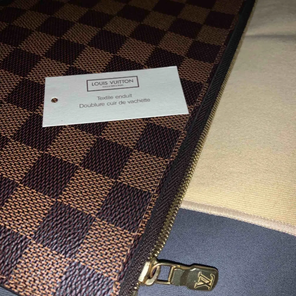 Äkta Louis Vuitton pochette i damier canvas. Dustbag och äkthetsbevis medföljer. Den är i nyskick, säljer pga den inte används. Priset ligger på 3500-4000kr på vintagebutiker Skickas med spårbar frakt samma dag som betalning✨. Väskor.