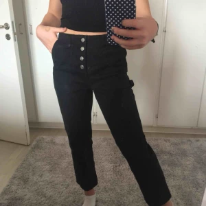  - Snygga svarta jeans från det spanska märket ”lefties”. Passar mig som är 1,65 cm. Köpta för 300kr i höstas!