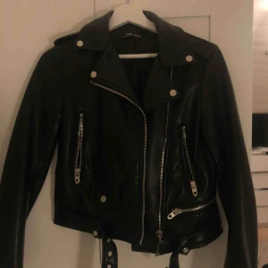  - Den perfekta skinnjackan från Zara !!! 🤩😍 Jag är 169 lång och brukar ha S. Den är lite för liten för mig med hoodie eller tjocktröja under därför säljer jag! Inga anmärkningar, som ny!🥰 Pris kan diskuteras! Köpare står för frakt.