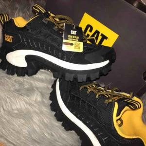  - NYA CAT INTRUDER SKOR. Säljer pga att de var för små för mig tyvärr. Bjuder på frakten om dem ska skickas, betalning sker antingen här eller via swish  Priset kan diskuteras