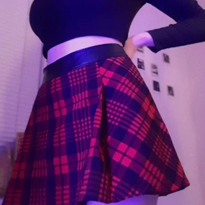  - En röd/svart rutig kjol 🍒. Den är bara använd ett fåtal gånger och den är i bra skick.😊 frakten blir 39kr!