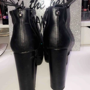  - Klackskor i stl 36, klackhöjd 10cm, köparen står för frakt.