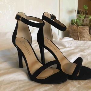  - Enkla, fina klackar med remmar. Oanvända! Frakt tillkommer om vi ej möts upp, möts endast i haninge