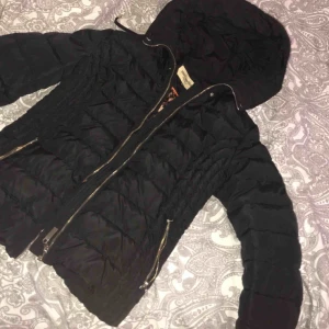  - Fin jacka från roco baroco Stockholm, näst intill oanvänd, dock finns inte pälsen med men väldigt fin utan med:) betalning sker via swish 