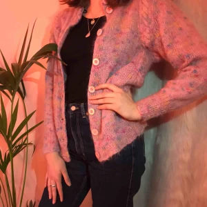  - Super trendig vintage kofta! Köpte denna koftan för ett tag sen och har bara använt den enstaka gånger. Varm och sjukt cool till i princip allt. Köparen står för frakten. 