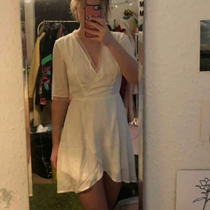  - Lätt och nätt, supersöt vit klänning med silverdetaljer! Passar perfekt till studenten!  Storlek 36/S Aldrig använd, köpt för 250 kr Priset kan diskuteras vid snabb affär, men frakt tillkommer 🤍