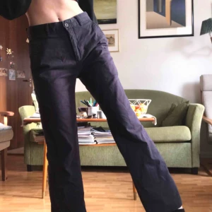  - Grå/blå byxor från dockers köpta på humana. Lite för stora på mig i midjan som brukar ha 26/27. Frakt tillkommer:) Passar till det mesta!! Skriv vid frågor