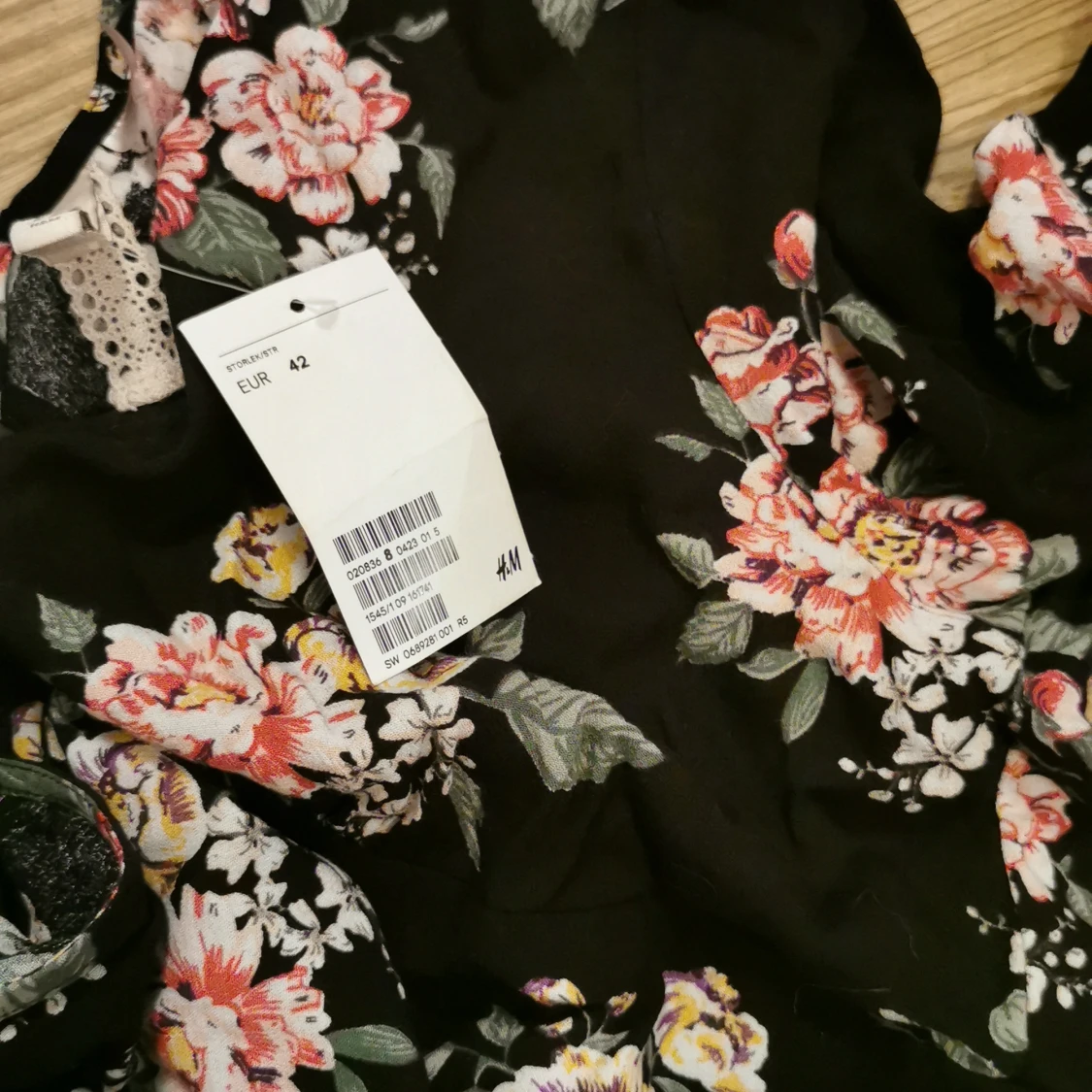 Svart blommig crop top. - 91