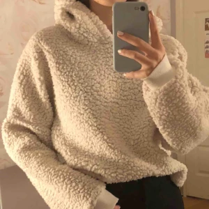  - Jättemysig hoddie i teddy liknande material💕använd flera gånger. Bor i Sthlm, köparen står för frakt💕