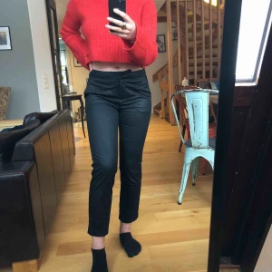  - Säljer dessa coola byxor från frk, de är lite korta på mig och jag är 170 cm. Kan mötas upp i Umeå eller så kan jag skicka den men då står köparen för frakten😊