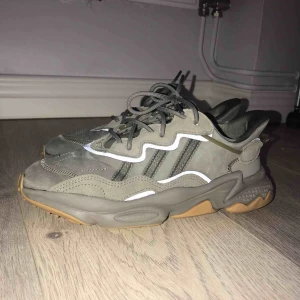  - Nästan oanvända adidas ozweego.