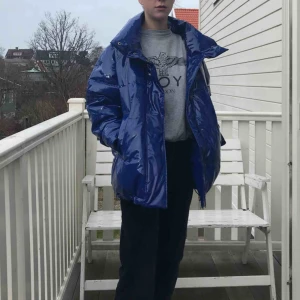  - Ascool blå ”vinyl” jacka! Köpt på Monki. Jättegosig och passar på hösten/vintern/våren.