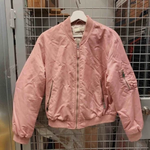  - Bomberjacka från ZARA stl M. Kan skickas (frakt tillkommer) 🌸
