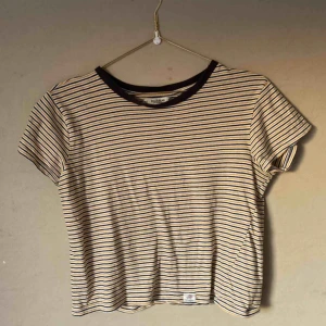  - Gullig randig tisha från Pull&Bear, väl använd men helt i behåll! Frakt tillkommer🌟