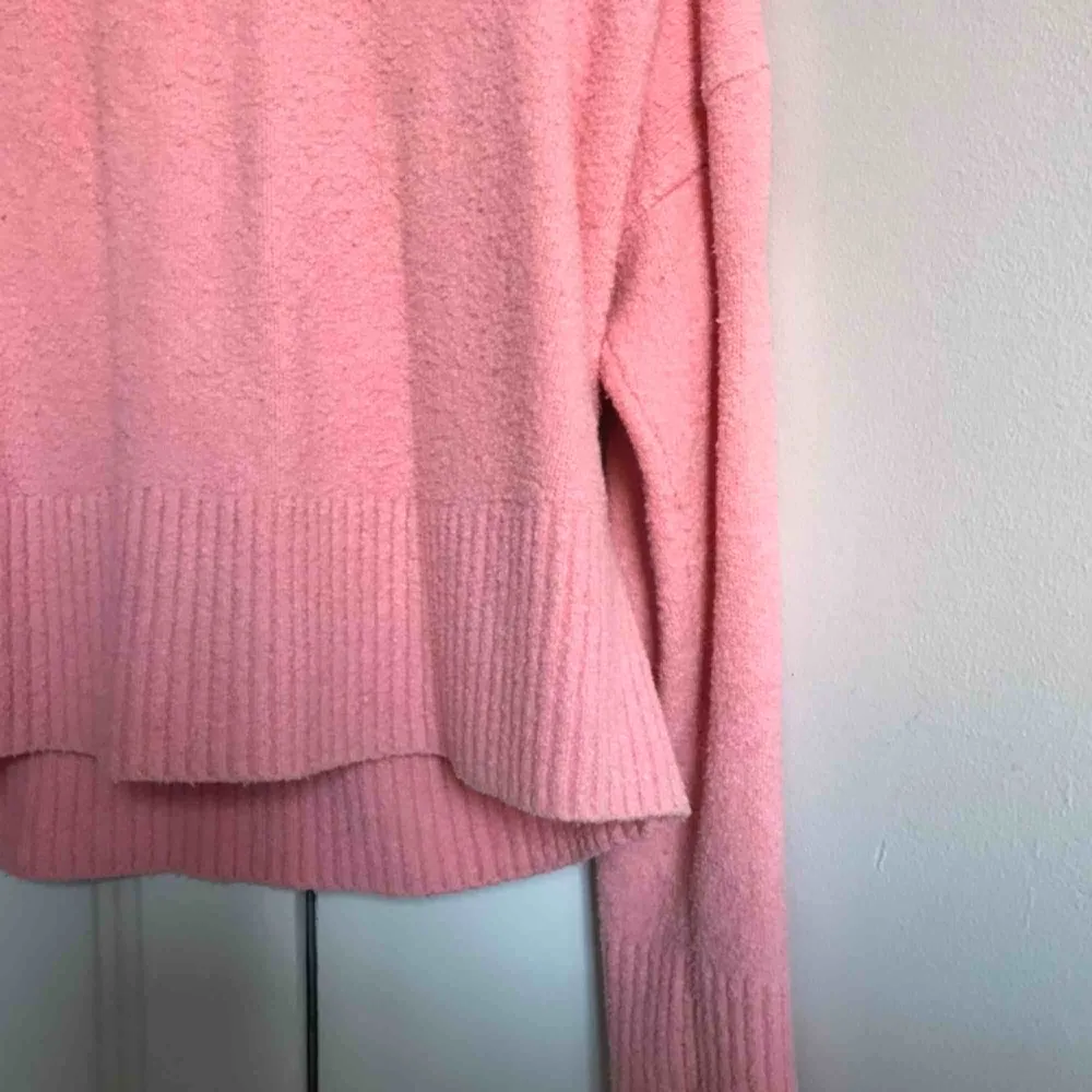 En supersnygg o skön tröja från &other stories som jag köpte förra våren med en mellan hög krage. 150kr + frakt . Stickat.