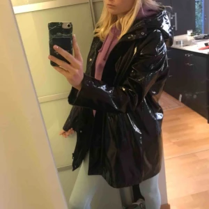  - Svincool lack/vinyl regnjacka som inte kommer till användning 🤷🏼‍♀️ L var den sista de hade på lagret när jag köpte den fast sitter sjukt fint oversized på mig som är en S🥰🥰frakt 65kr💕kan mötas upp i Stockholm 