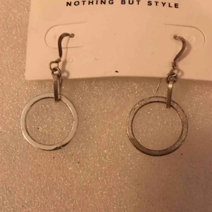  - Örhänge fin sick, jag tror dem är silver pris inkl frslten