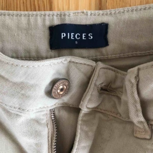 Beiga byxor ifrån trendhouse  - Snygga beiga jeans, skönt material. 