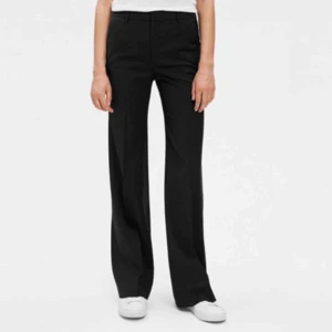 Kostymbyxor Filippa K xs  - Ett par kostymbyxor i en utsvängd modell från Filippa K i storlek xs. Dem är i ylle och använda ett fåtal gånger. Mycket bra kvalite!! Nypris 1600!