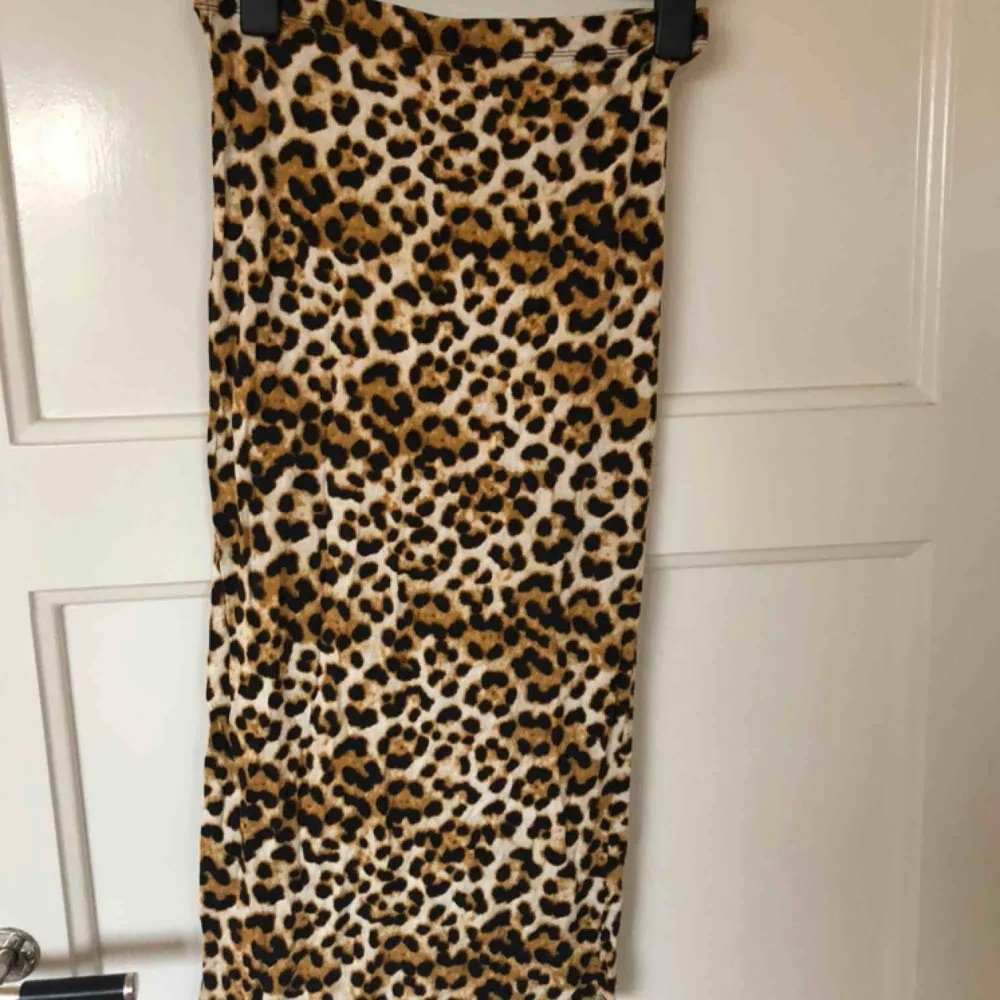 Knälång Leopardmönstrad kjol . Kjolar.