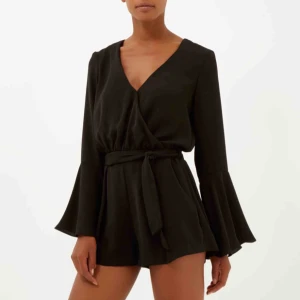  - Otroligt söt svart byxdress med knyte i midjan! Storlek 34 och från River Island. Tyvärr lite för stor för mig🌸  Nypris ca 600:-, säljes för 150kr PP  Knappt använd & väldigt fint skick!