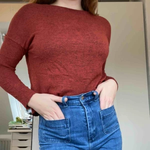  - Tunn långärmad tröja med röd/svart spräcklig färg. Står XS i den men den passar en S. Lite kortare än en vanlig tröja. Frakt tillkommer. Skriv för mer info.