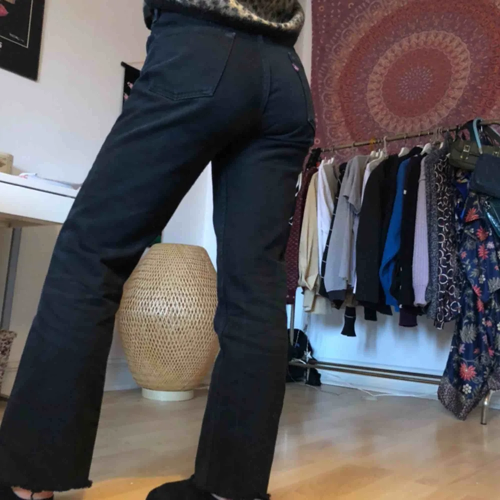 OBS!!! De är strl 29 men sitter som 25!!! Supersnygga Levi’s jeans köpta på pop boutique! De är i superbra skick, avklippta längst nere men sitter bra på mig som är 1,70 cm! . Jeans & Byxor.