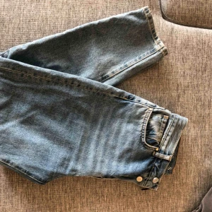  - Momjeans från Bikbok. Storlek S, dem är tyvärr för små för mig så därför säljer jag dem vidare. Nya kostar 600:-   Kan skickas men då står köparen för frakten!